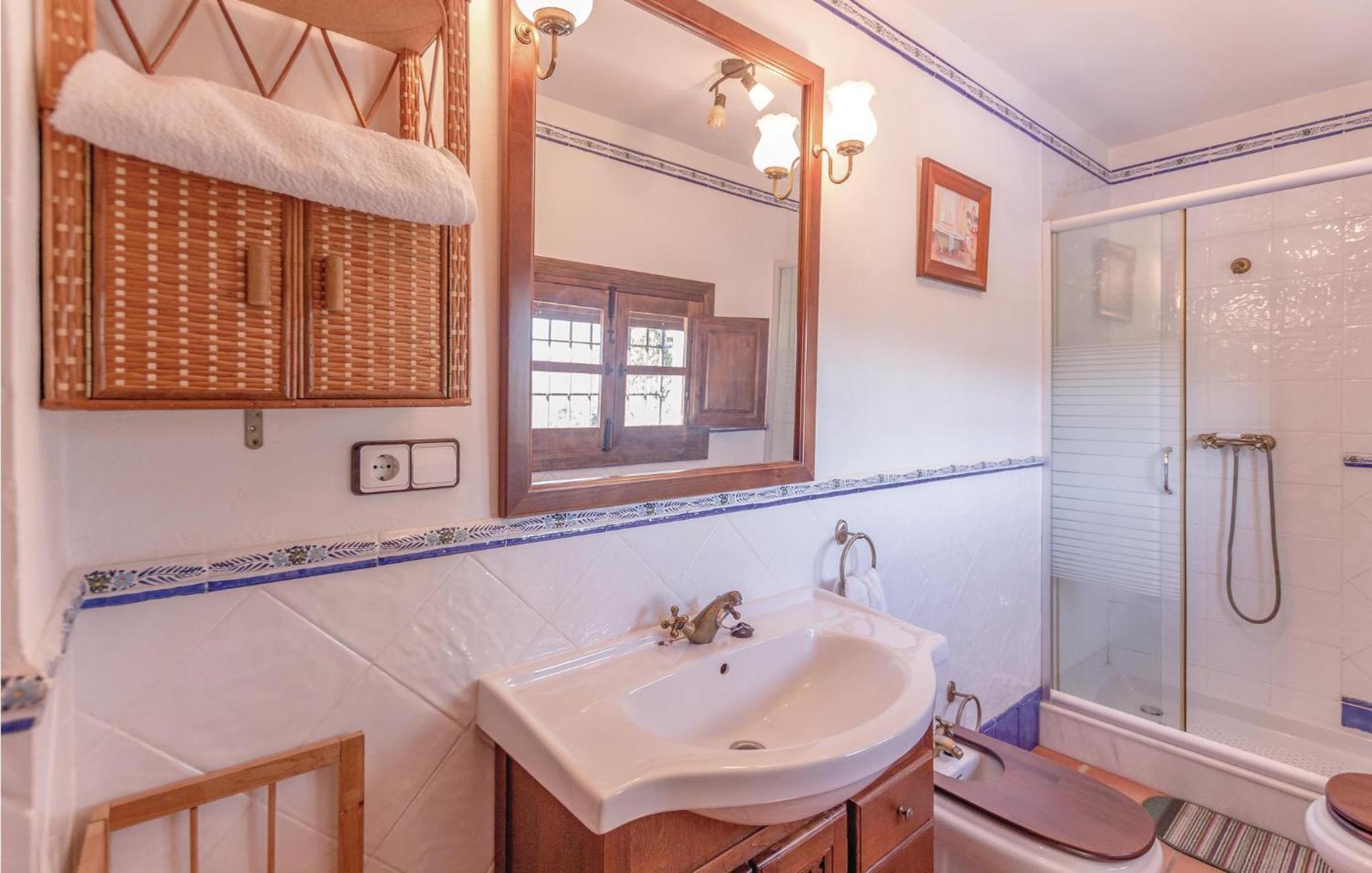 8 Bedroom Lovely Home In อิซนาฮาร์ ภายนอก รูปภาพ